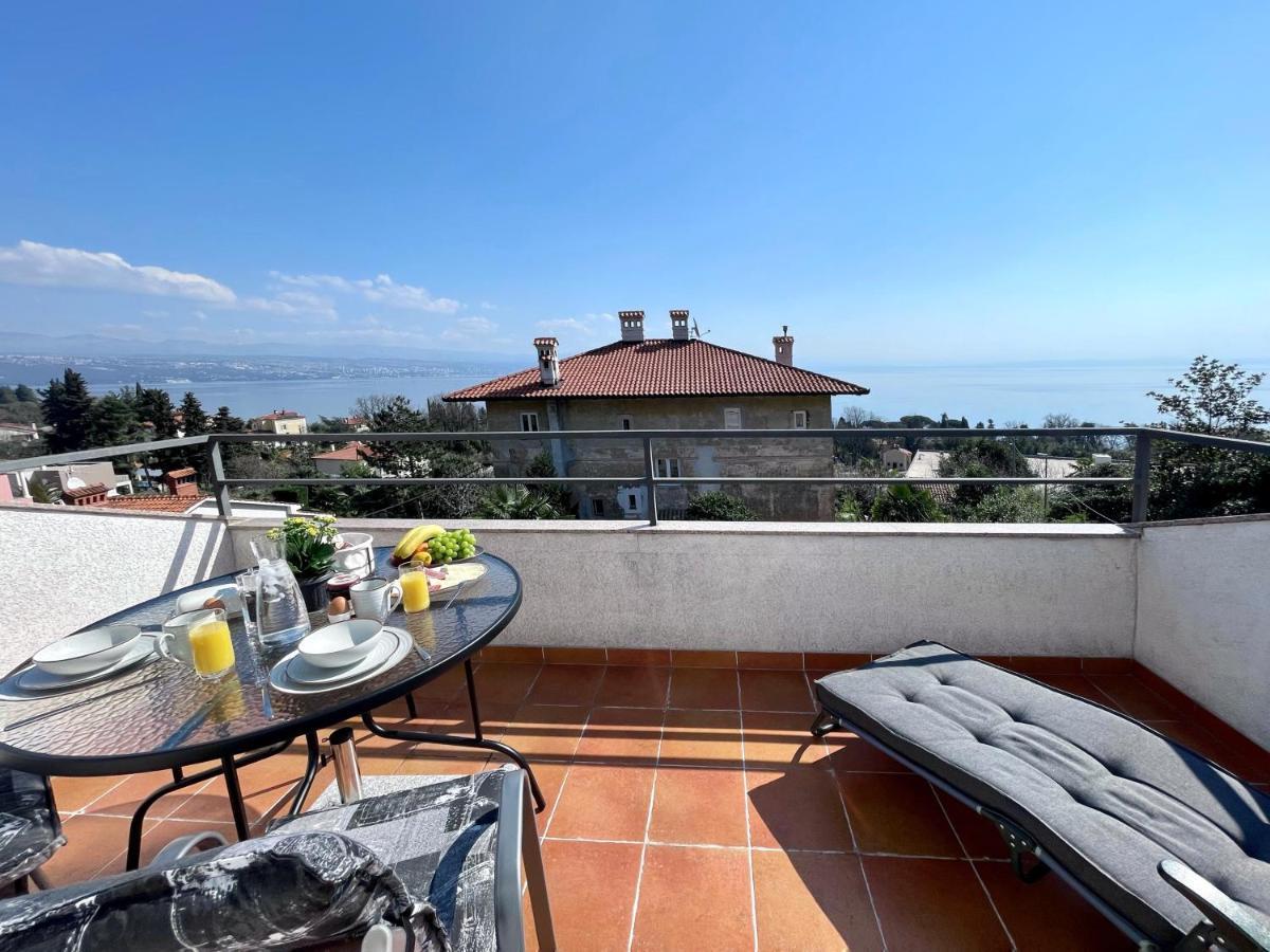 Apartment Lady Daniela Mit Meerblick In Lovran Exterior foto