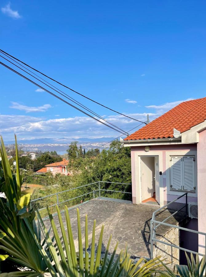 Apartment Lady Daniela Mit Meerblick In Lovran Exterior foto